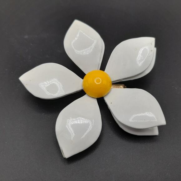 Vintage 1960s White Yellow Enamel Flower Brooch - Picture 7 of 8